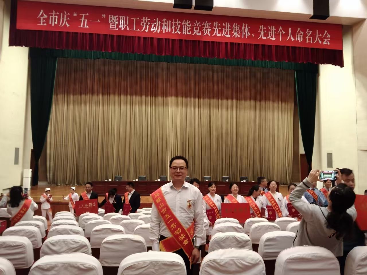 作为经济贸易系的电子商务高级讲师和电