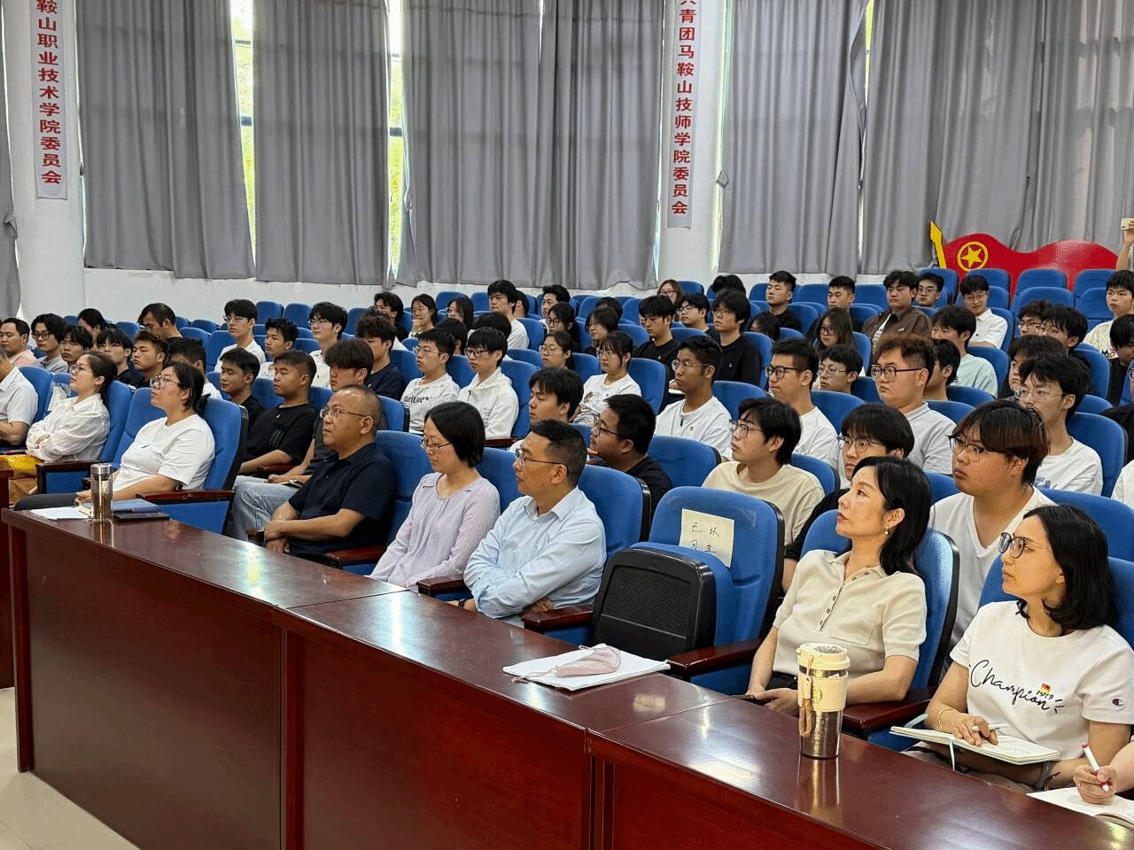 纪委书记谷亮在图书馆报告厅