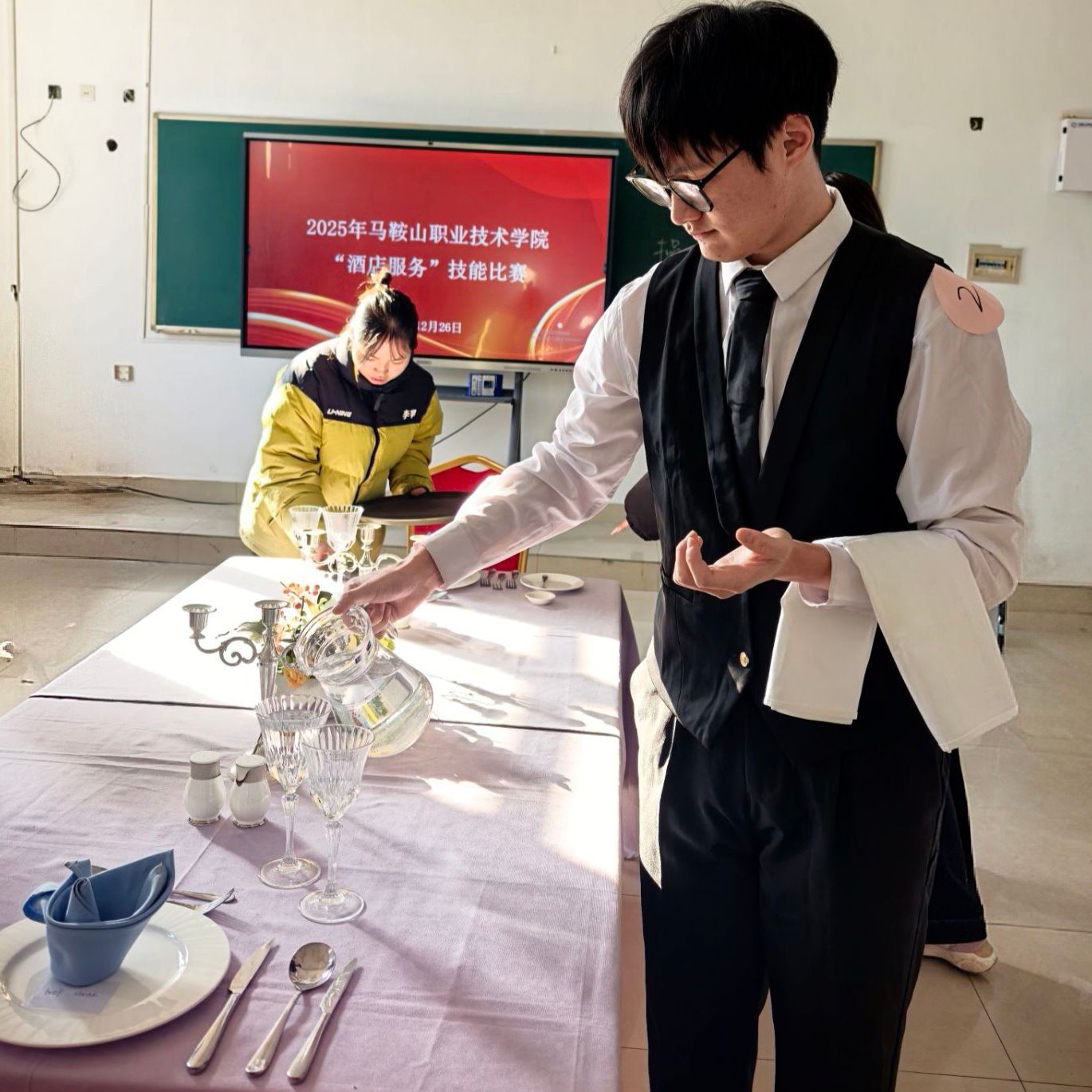 应用外语系酒店服务技能趣味比赛在南区